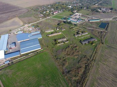 Üstten Görünüm köyün. Bir ev ve Bahçe çatılar görebilirsiniz. Köy evleri ve tahıl depolama Hangarlar ile Üstten Görünüm.