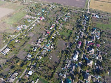 Üstten Görünüm köyün. Bir ev ve Bahçe çatılar görebilirsiniz. Köyün yolu. Köy kuşbakışı