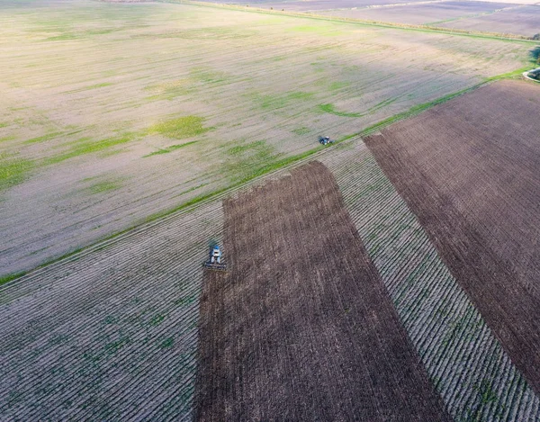 Vista superior del tractor que araña el campo. desmontando el suelo. Cultivo del suelo después de la cosecha — Foto de Stock