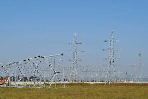 Power line support, isolatorer och sladdar. Utseendet på en design. Montering och installation av nya stöd och ledningar av en kraftledning — Stockfoto