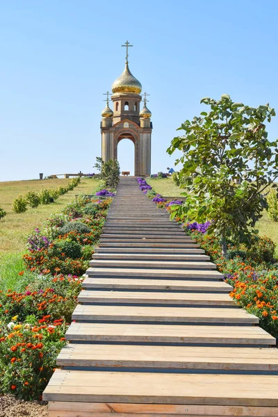 Orthodoxe Kapelle auf einem Hügel. Tabernakel im Kosakendorf Ataman. die Treppe zur Kapelle — Stockfoto