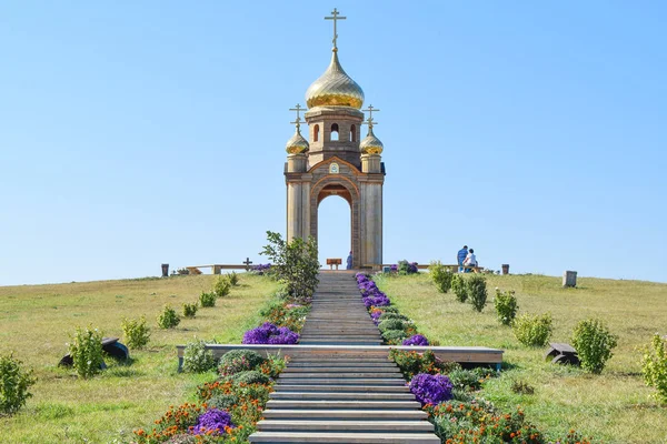 Chapelle orthodoxe sur une colline. Tabernacle dans le village cosaque d'Ataman. Les escaliers menant à la chapelle — Photo