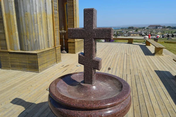 Orthodoxes Kreuz aus Granit in der Nähe der Kapelle — Stockfoto