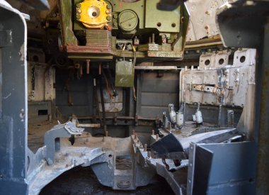 Makine ve parçaları tankı kabin içinde. Müze sergi