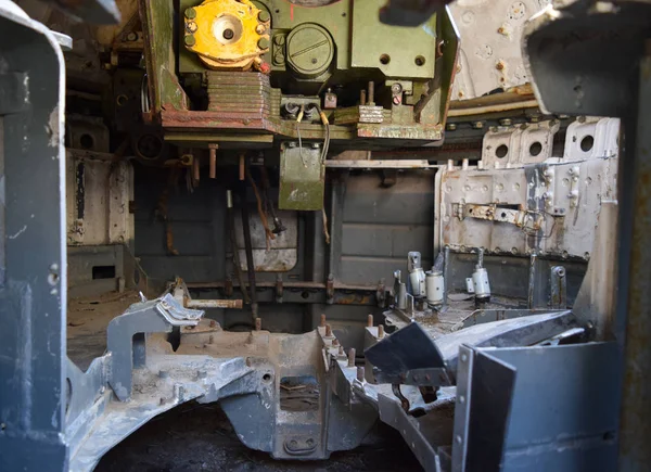 Makine ve parçaları tankı kabin içinde. Müze sergi
