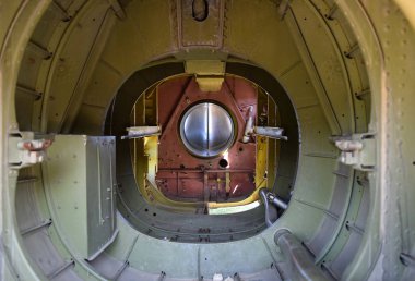 Askeri savaş uçağı içinde. Motor çekti. Çerçevesinin uçağın içinde. Müze sergi.