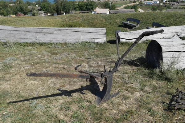 Utställningen av gamla plogen på gräset. en gammal teknik för grävning jord — Stockfoto