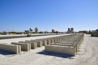 Kireç taşları yerde yatar ve kurur. Cüruf bloğu üretim tesisinde.