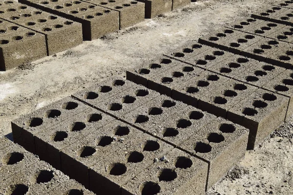 콘크리트 블록은 땅 위에 놓여 지고 건조 된다. 콘크리트 블록 생산 공장에서. — 스톡 사진