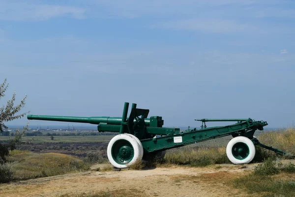野外博物館の野砲 近くのミサイル発射機の大砲 — ストック写真