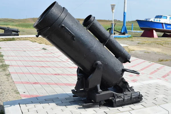 Pistola negra en un museo al aire libre. Armas antiguas . — Foto de Stock