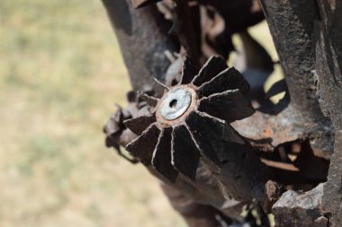 Mayın, el bombası, madde işaretleri ve kabuk parçaları Anıtı. Torunları savaşın dehşetini hatırlamak. Büyük Vatanseverlik Savaşı.