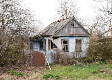 Adobe evi köyü terk edilmiş. Evi yok eder.