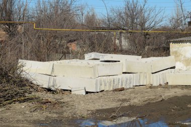 Beton blok yığını bir Kazıklı. İnşaat malzemeleri.