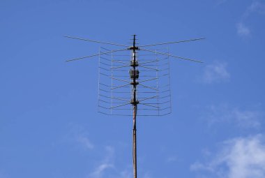 All-dalga inphase anten kafes. Radyo Tv bir sinyal alımı için televizyon anteni.