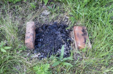 Tuğla kömür çevresinde. Kebap kavurma için ateş