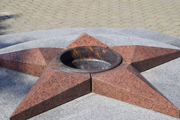 Brûlage du feu éternel. Étoile à cinq branches en granit commémorant la mémoire des soldats tués — Photo