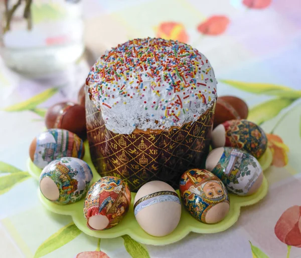Velikonoční dort a obarvená vejce. Pravoslavné Velikonoce — Stock fotografie