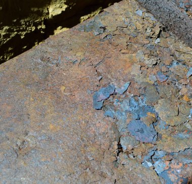 Pas paslı demir bir sayfada gevreği. Rust arka plan. Korozyon metalin.