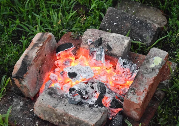Tijolos Volta Carvão Fogo Para Assar Kebabs — Fotografia de Stock