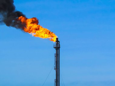 Sistem bir petrol sahası üzerinde bir meşale. Yanan bir meşale kafana.