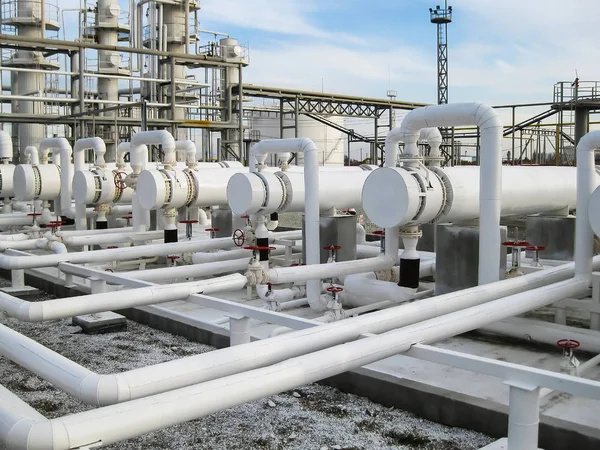 Trocadores de calor nas refinarias. O equipamento para refino de petróleo. Trocador de calor para líquidos inflamáveis. A planta para o processamento primário de petróleo — Fotografia de Stock