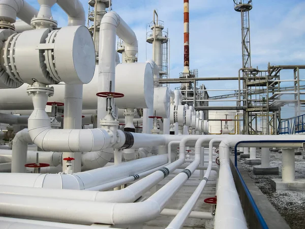 Intercambiadores de calor en refinerías. El equipo para la refinación de petróleo. Intercambiador de calor para líquidos inflamables. La planta para el procesamiento primario de aceite — Foto de Stock