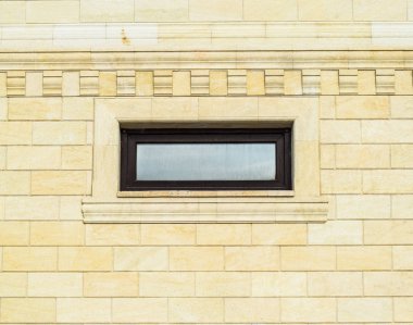 Arka plan sarı tuğla ve windows. Plastik pencere ile sarı tuğla duvar. Duvar dokusu