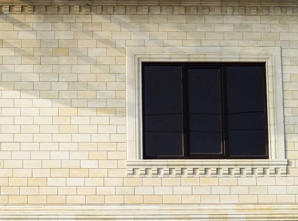 Fundo de tijolo amarelo e janelas. Parede de tijolos amarelos com uma janela de plástico. A textura da parede — Fotografia de Stock