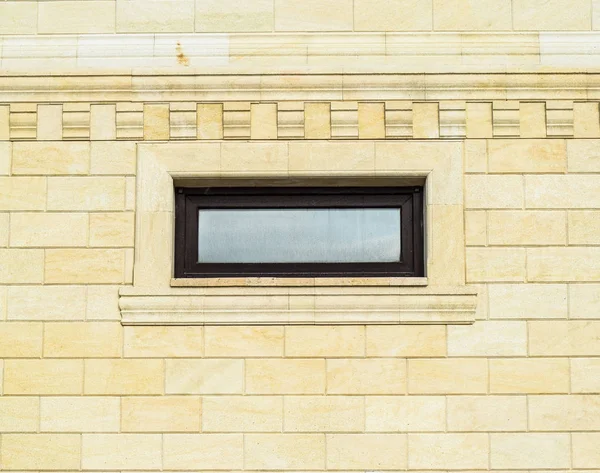 Fundo de tijolo amarelo e janelas. Parede de tijolos amarelos com uma janela de plástico. A textura da parede — Fotografia de Stock