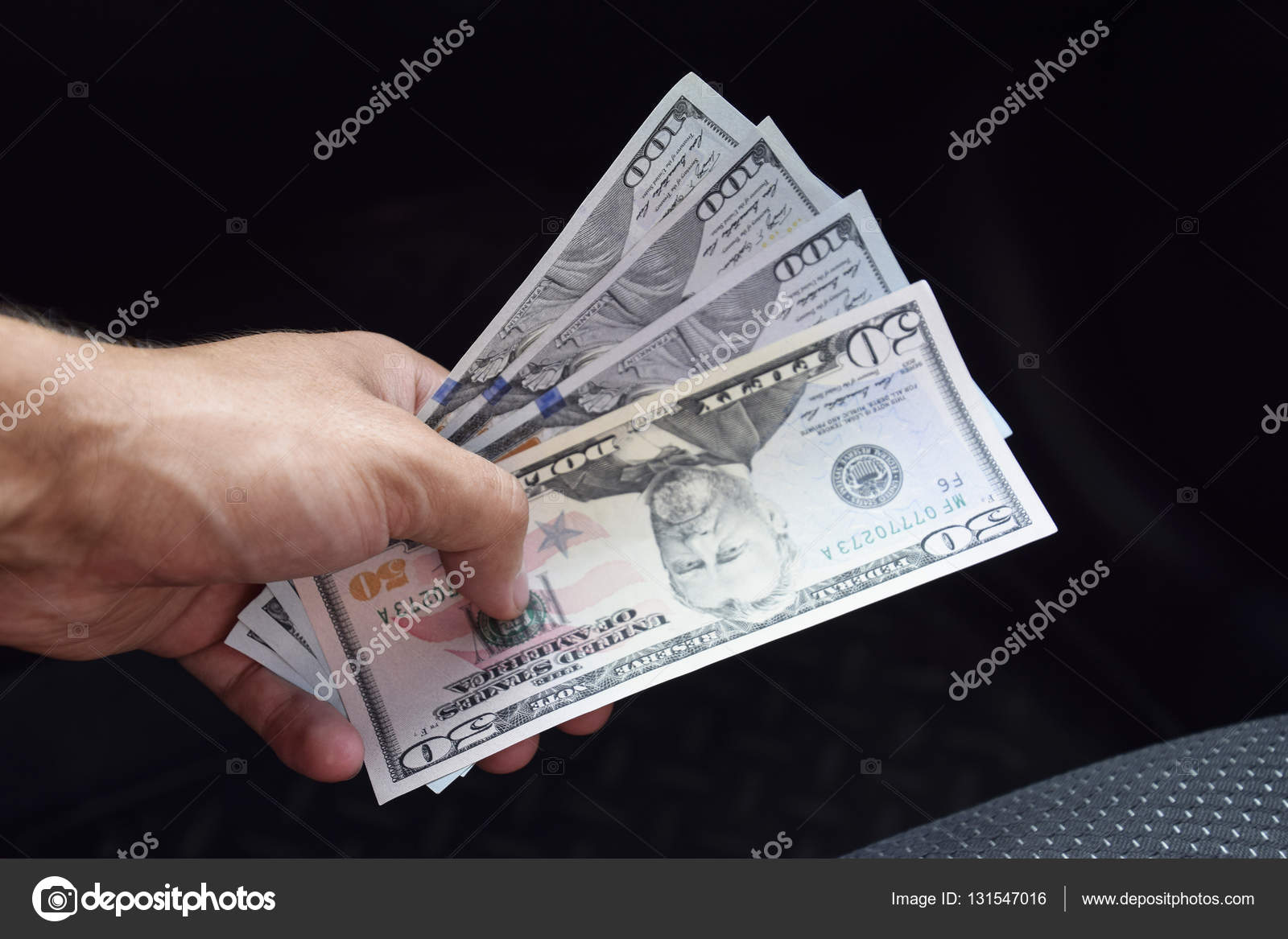 400 долларов. фото 400 долларов. 400 долларов. пачка долларов в руке. конверт для денег.