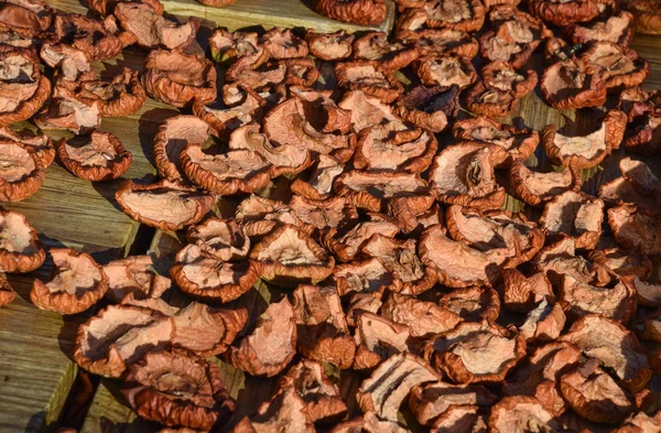 Sušené Ovoce Suší Dřevěném Prkénku Sušená Jablka Nakrájená Plátky — Stock fotografie