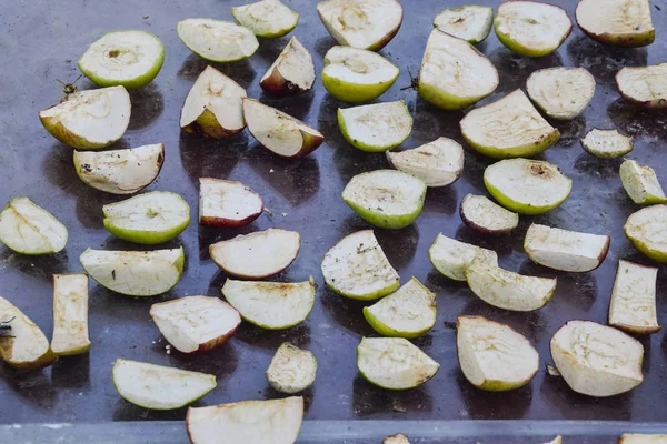 Kurutulmuş meyveler bir cam yüzeye kurutulur. Kurutulmuş elma dilimler halinde kesin,.