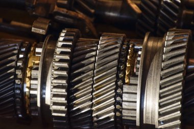 Kutusu araba yayınlar sökülmüş. Mekanik transmisyon mili üzerinde vites.