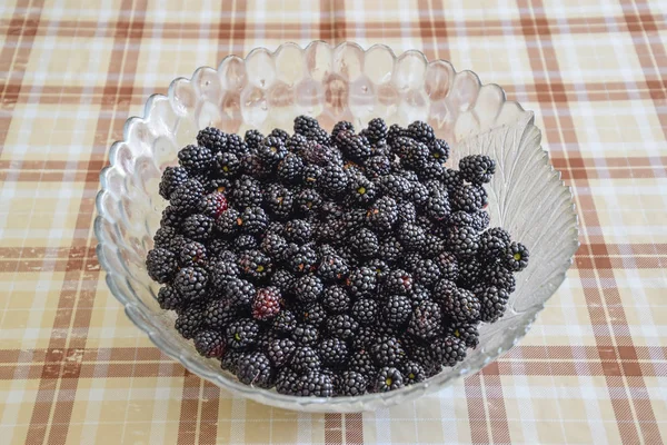 Meyveleri Siyah Böğürtlen Ile Plaka Masada Meyve Çilek — Stok fotoğraf