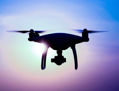 Quadrocopters siluet güneşin arka planı