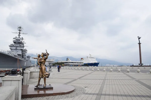 Novorossiysk 2016年5月28日 纪念碑对水手的妻子 军舰上将库图佐夫 Novorossiysk 海商业港口面积 — 图库照片