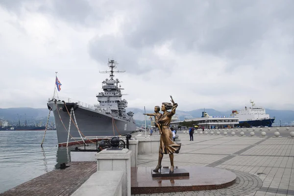Novorossiysk 2016年5月28日 纪念碑对水手的妻子 军舰上将库图佐夫 Novorossiysk 海商业港口面积 — 图库照片