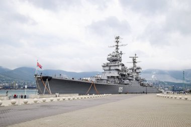 Savaş gemisi Amiral Kutuzov. Novorossiysk liman ticari alan.