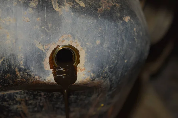 Drenaj Tak altyapıyı eski yağ tahliye. Bir araba motoru yağda değiştirme.