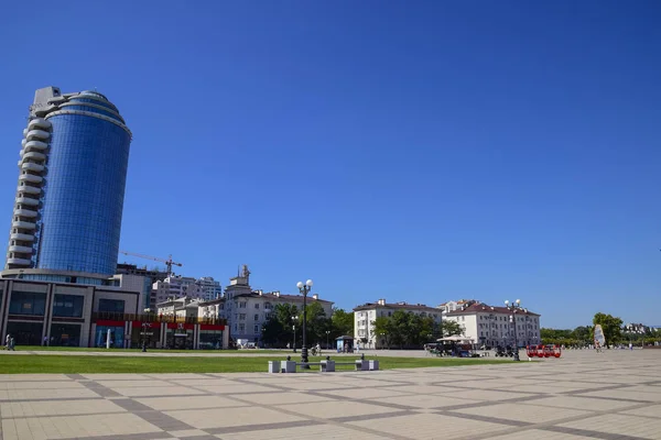 Puerto deportivo y muelle de Novorossiysk. Paisaje urbano de la ciudad portuaria —  Fotos de Stock