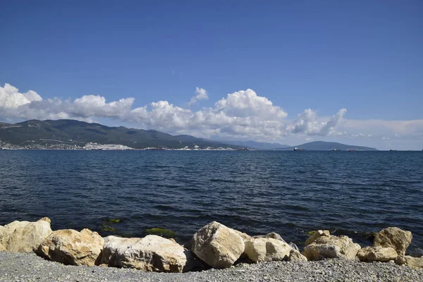 Mer baie paysage Tsemess. Montagnes et nuages dans le ciel. Au loin on peut voir le port de chargement maritime — Photo