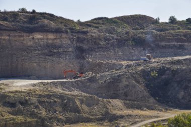 Çakıl incelemesi, kum ve kil için büyük taş ocağı. Madencilik makine ve birimler. Madencilik