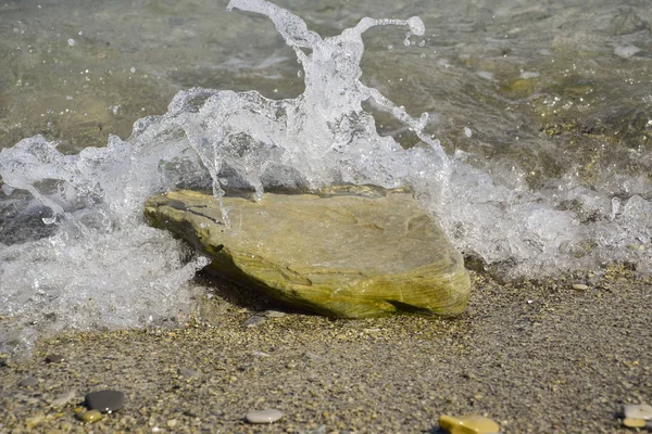 海の波は バブルに上陸 実行し 石のカバー — ストック写真