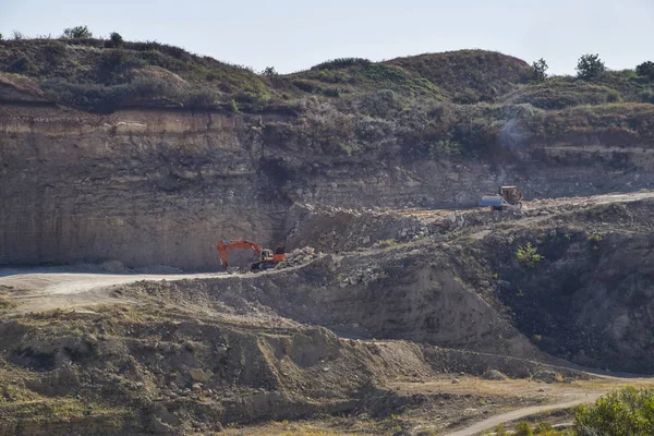 Grande pedreira para mineração de cascalho, areia e argila. Máquinas e unidades de mineração. Mineração — Fotografia de Stock