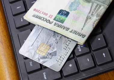 Kredi kartı siyah bilgisayar klavye üzerinde yalan.