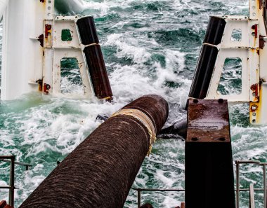 Boru hattı için bir alt pipelaying mavna ile yorucu kökenli. Sualtı Doğalgaz boru hattı montajı