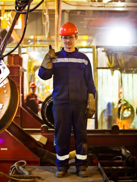 Lavoratori Montatori Saldatori Indumenti Protettivi Casco Lavorare Negli Impianti Industriali — Foto Stock