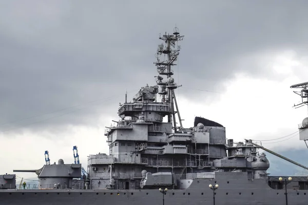 軍艦の甲板の一部です。通信機器とデッキ銃. — ストック写真