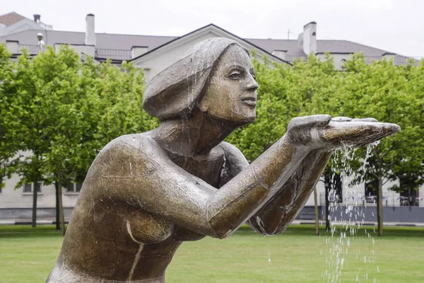 Статуя Жінки Колінах Фонтані Вода Тече Рук Статуї — стокове фото